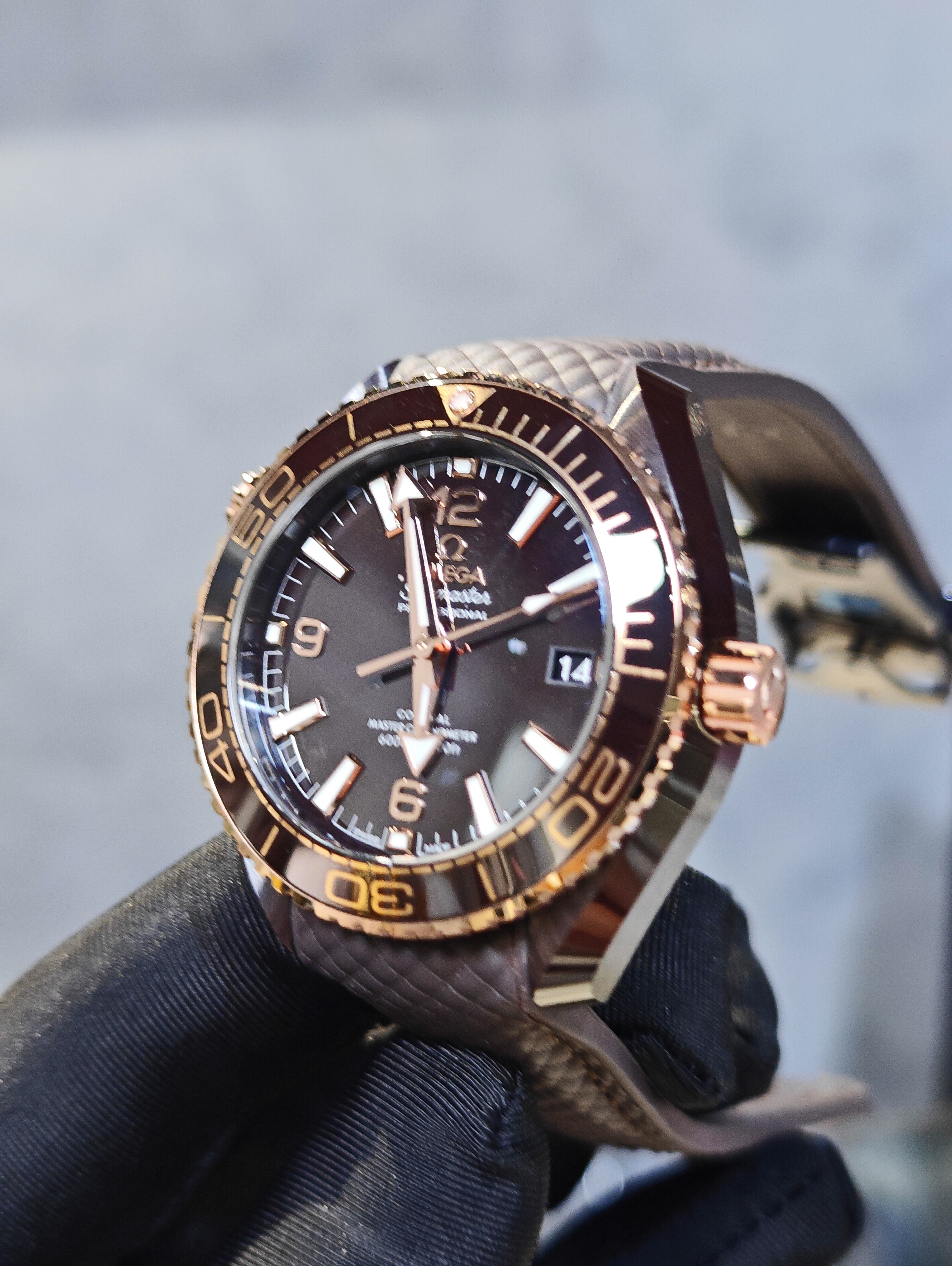 DISCONTINUED BRAND NEW OMEGA SEAMASTER PLANET OCEAN 600M 215.62.40.20.13.001 21562402013001 BROWN CERAMIC ON RUBBER STRAP 39.5 mm