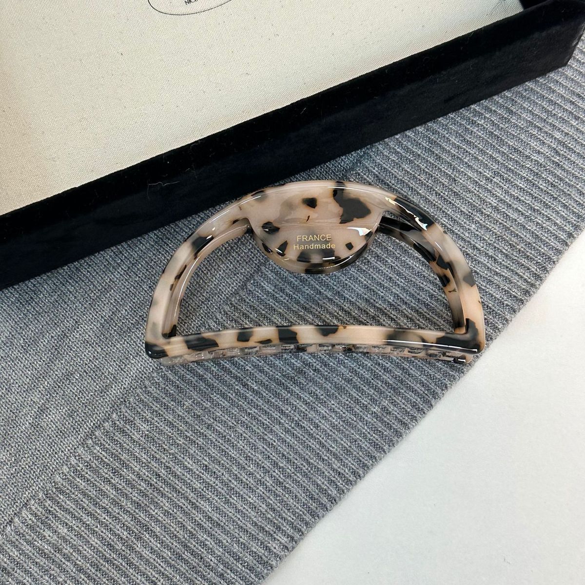 #N/A - 韓式半圓鏤空髮夾 (淺玳瑁)