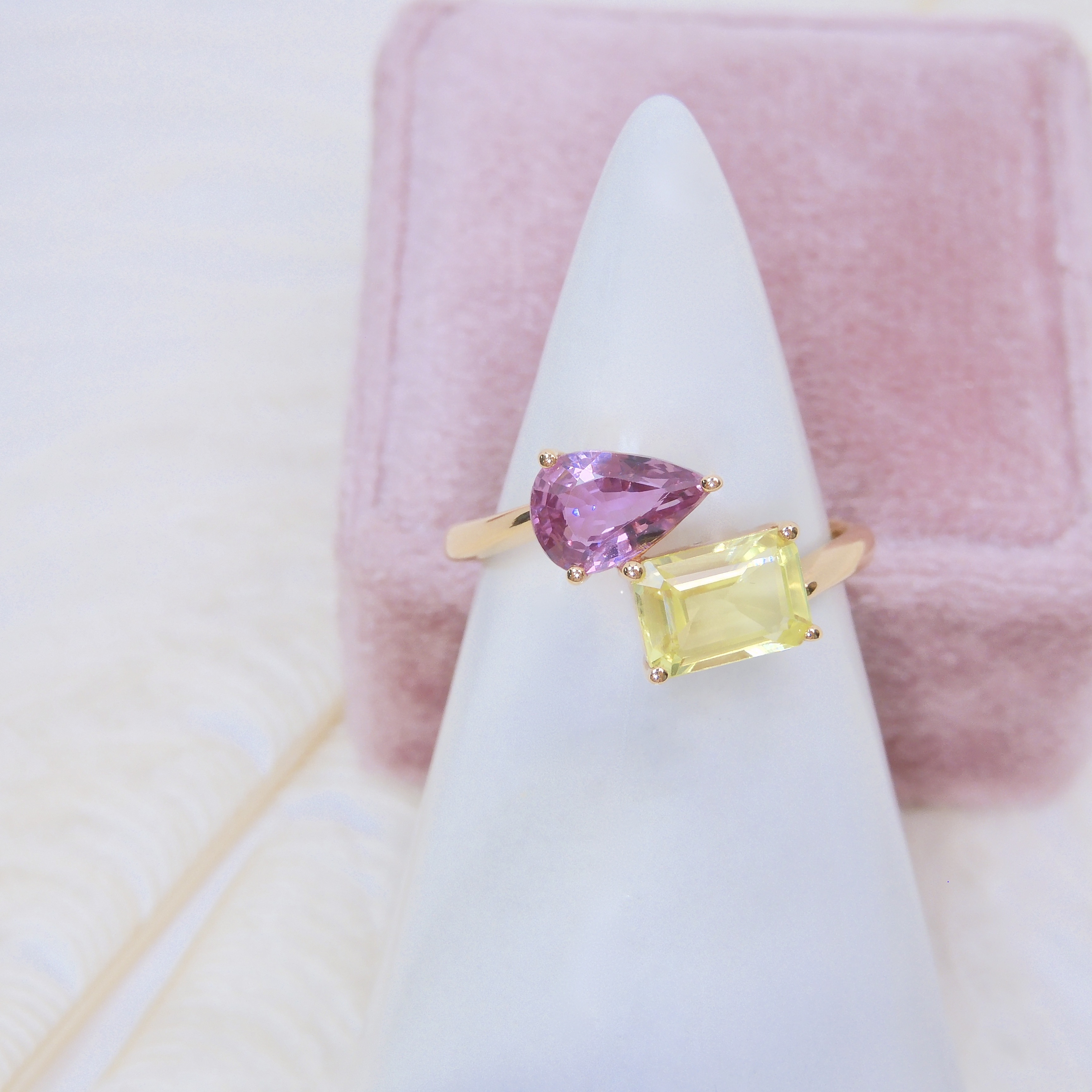 18K金 2.3ct 粉紅色配黃色藍寶石戒指