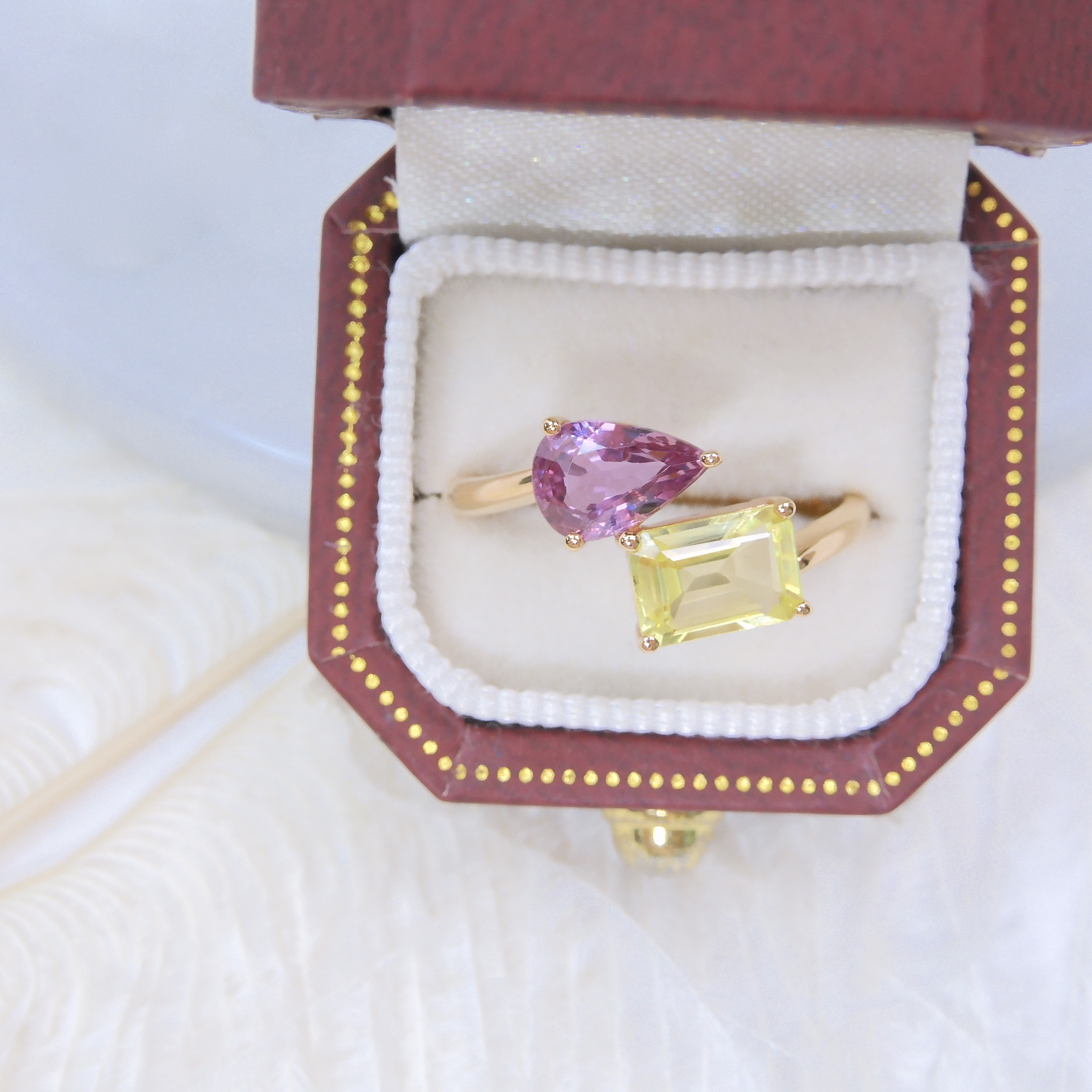 18K金 2.3ct 粉紅色配黃色藍寶石戒指