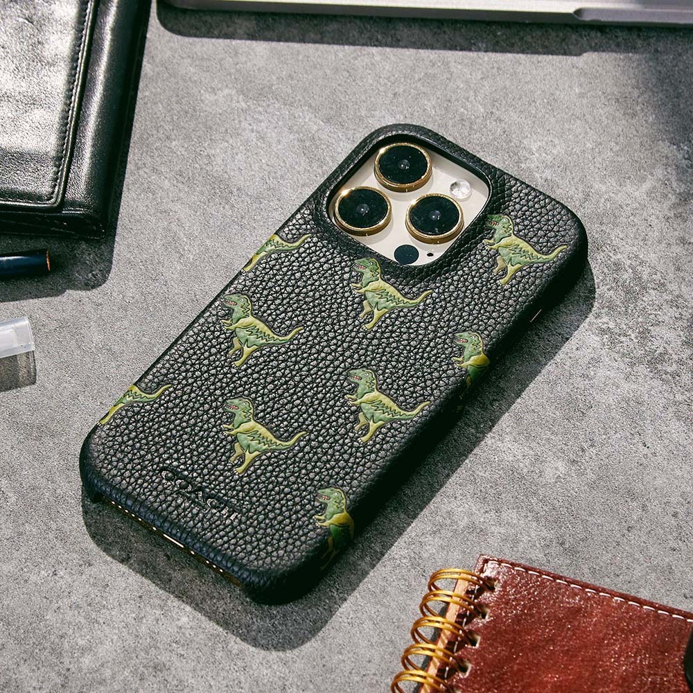 【COACH】iPhone 14 精品真皮手機殼 小恐龍