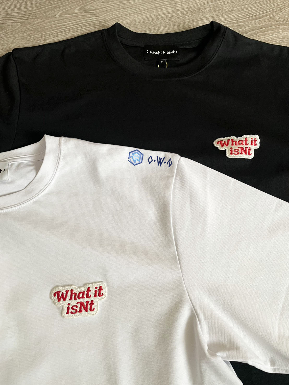 【OWN】What it isn't 短袖上衣 經典款 素TEE 刺繡 休閒 夏季服飾 不分男女 黑色 白色
