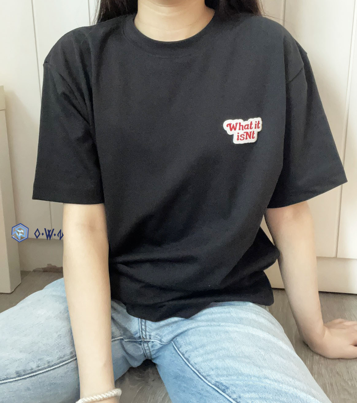 【OWN】What it isn't 短袖上衣 經典款 素TEE 刺繡 休閒 夏季服飾 不分男女 黑色 白色