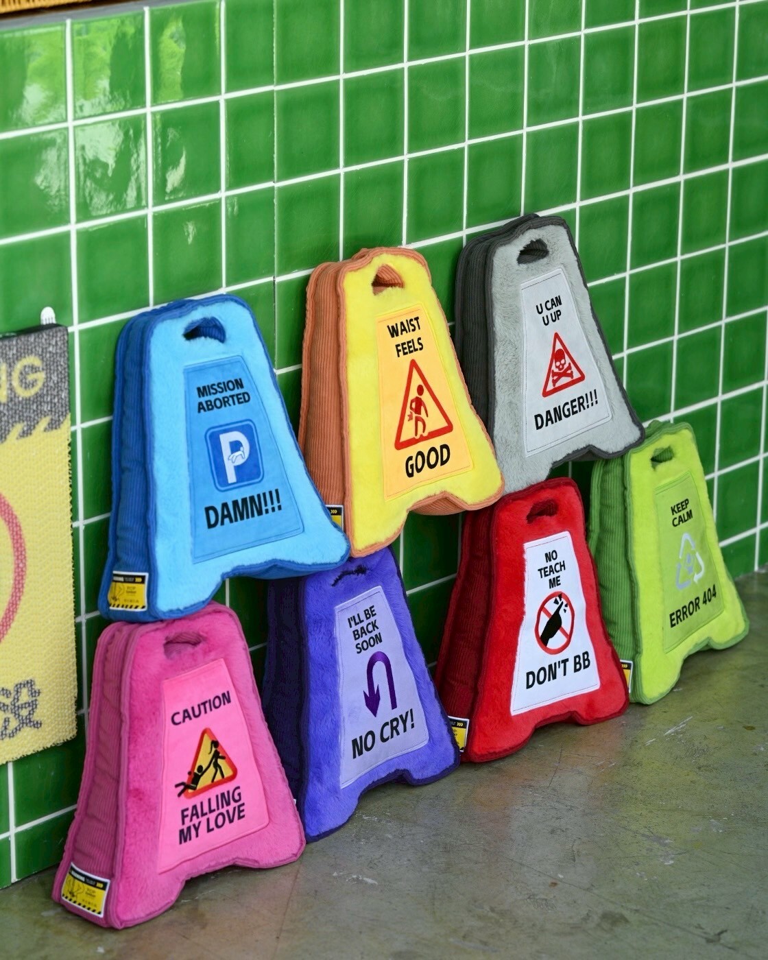 POP SUNDAY 警示牌造型 小心老腰靠墊 毛絨抱枕 共7款