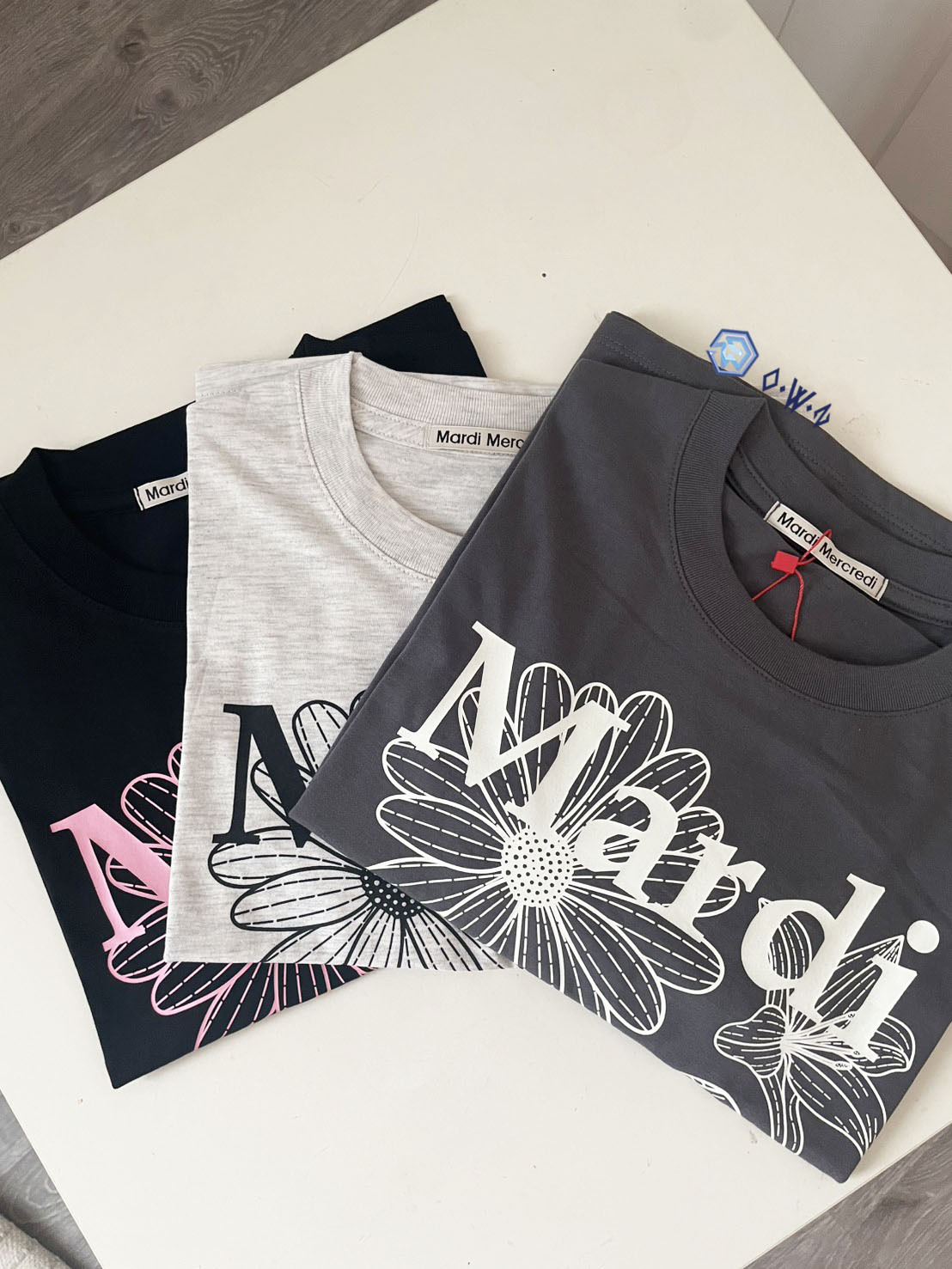 【OWN】Mardi Mercredi 短袖上衣 短版 雛菊 花花 新款 韓國網路限定 單一尺寸 燕麥 炭灰 黑色