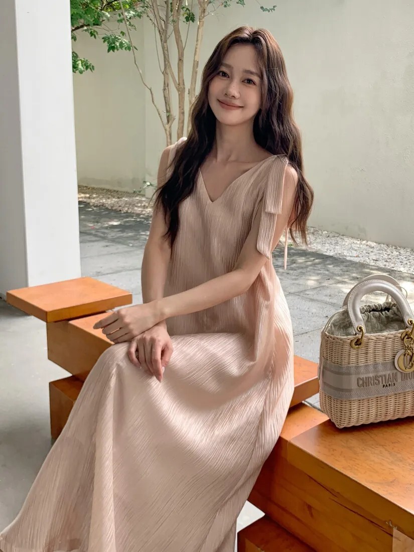 光澤感香檳杏雙肩綁帶造型V領長洋裝-F (Elegant & Love)