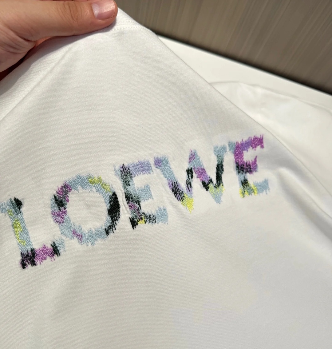 LOEWE 白色彩字刺繡Logo Tee