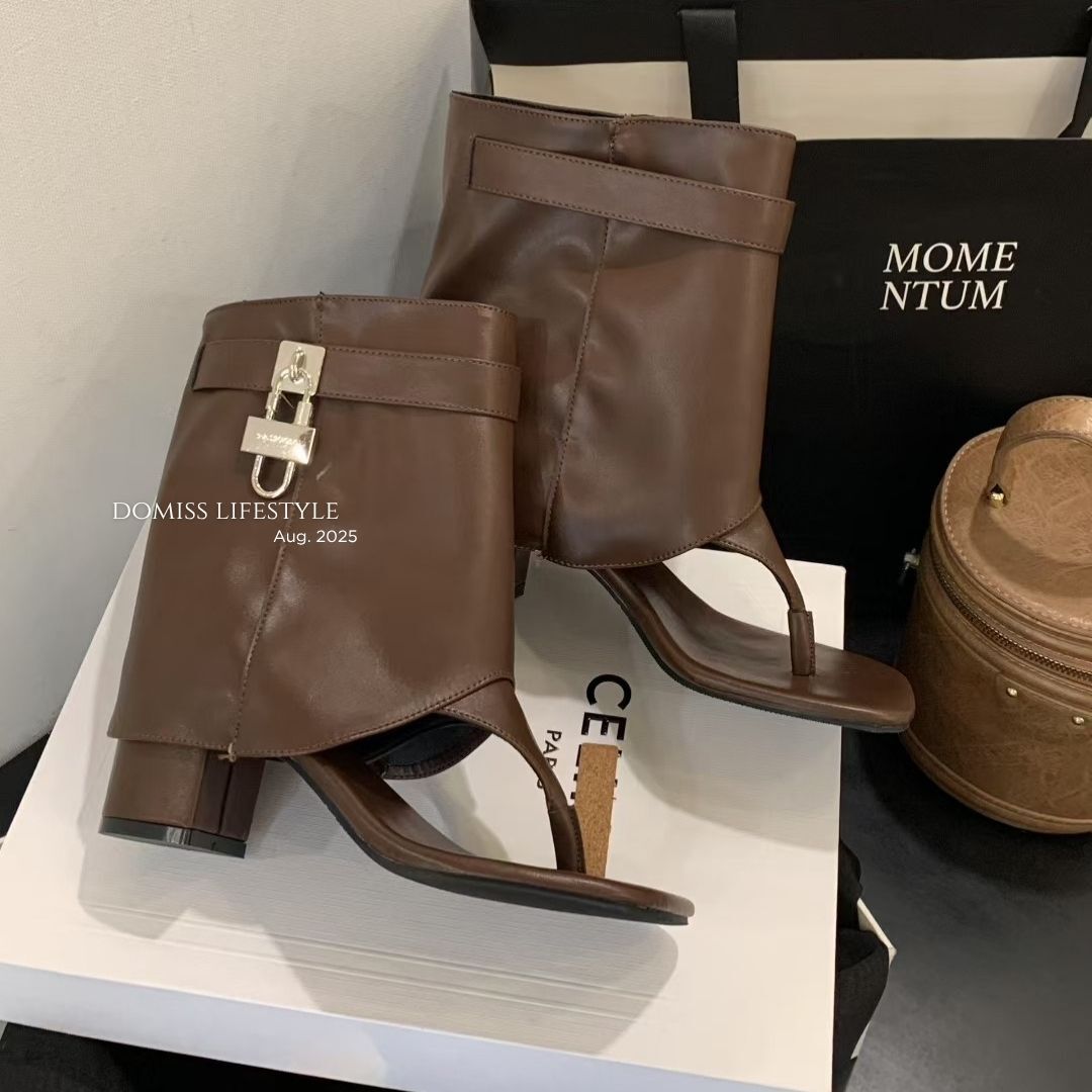 【爆款美踝靴】DOMISS金屬扣帶皮革露趾靴 踝靴 鞋子 靴子(最後現貨)