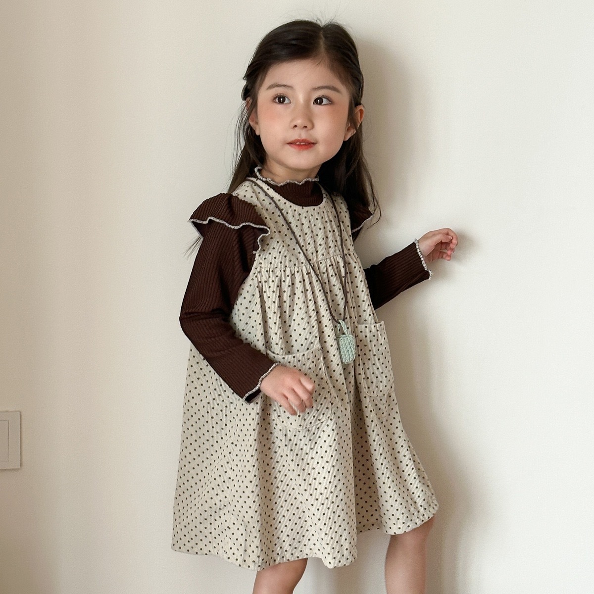 燈芯絨波點背心裙+咖色木耳內搭上衣