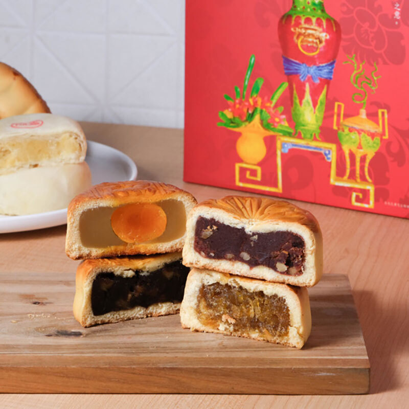 內含多種經典口味如蛋黃蓮蓉、豆沙、伍仁與鳳梨餡，搭配中式紅色禮盒包裝，是2025中秋禮盒推薦中最具懷舊風味與節慶感的送禮選擇。