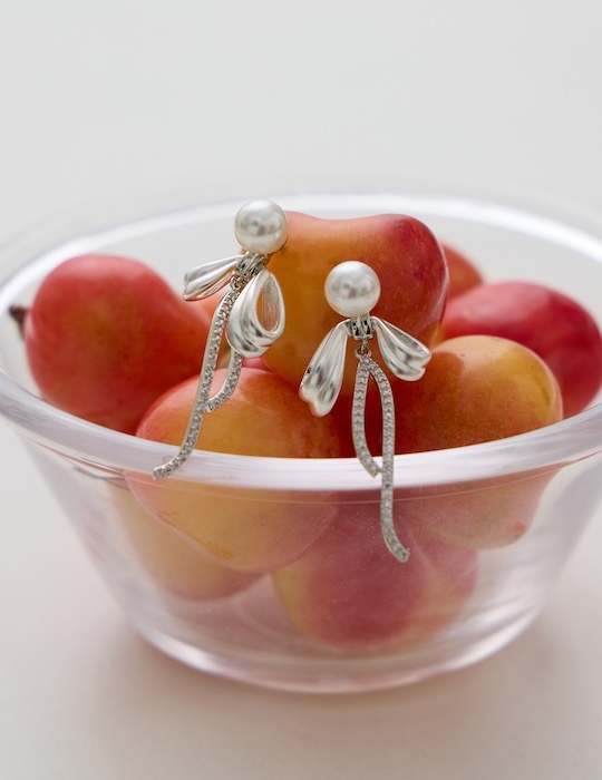 輕霧蝴蝶結珍珠。銀針耳環