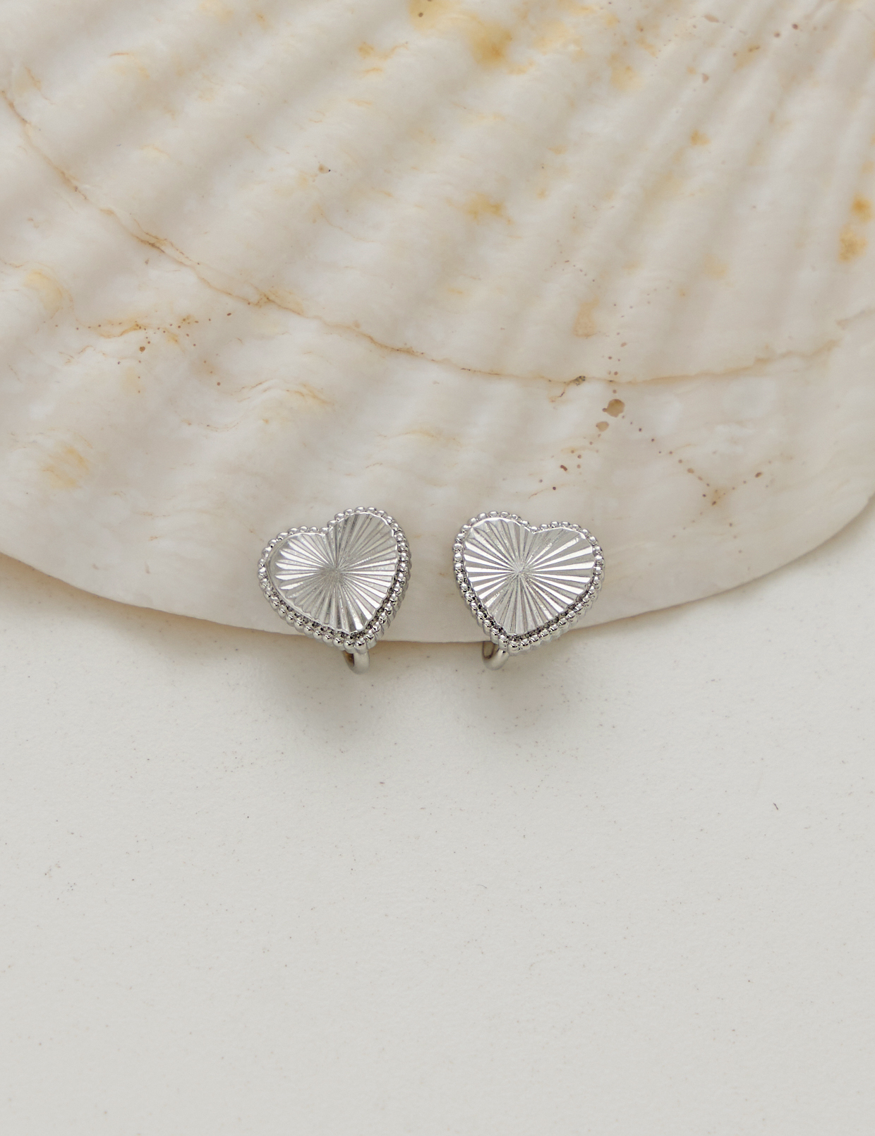 光束愛心。夾式耳環