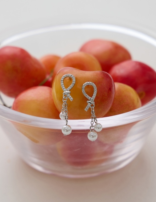 滿鑽繩圈垂珍珠。銀針耳環