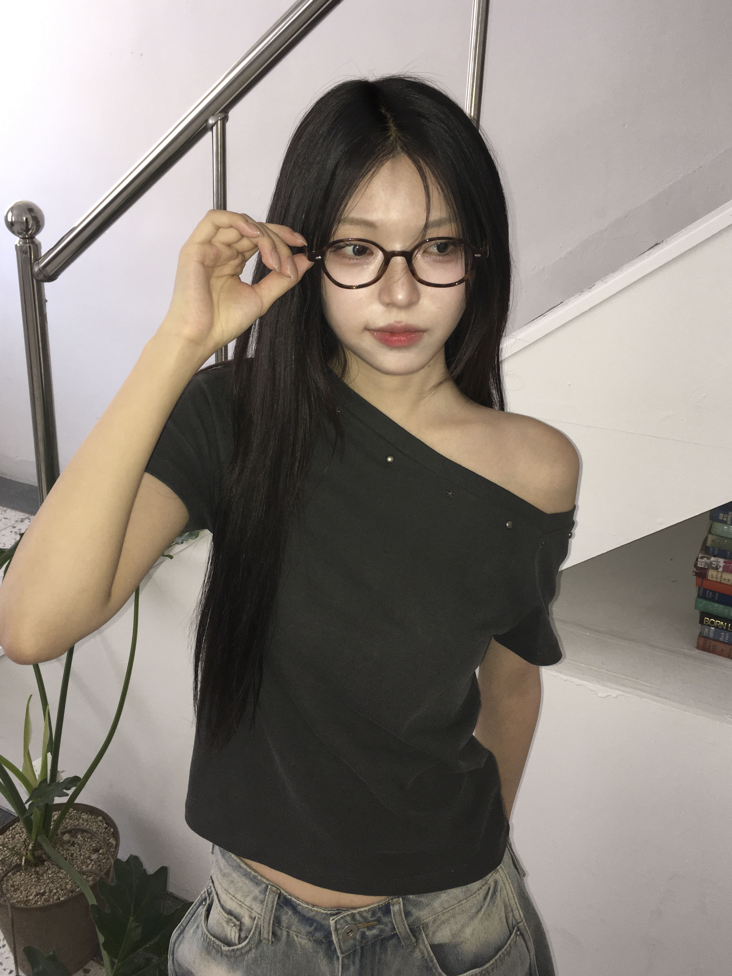 【優惠現貨】韓國洗水窩釘露肩TEE（2色）