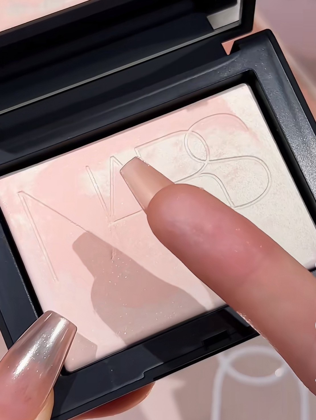 📦預購 NARS-裸光幻彩蜜粉餅10g #極晝粉SOLSTICE