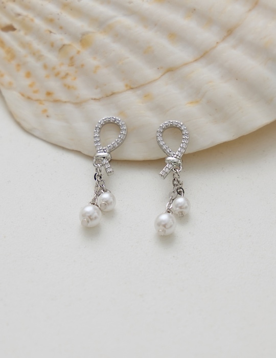 滿鑽繩圈垂珍珠。夾式耳環