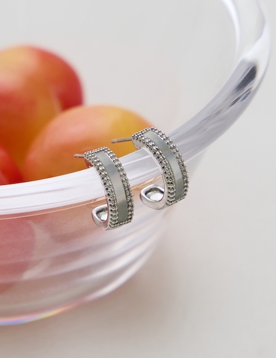 奢華光澤貝片。銀針耳環(銀)