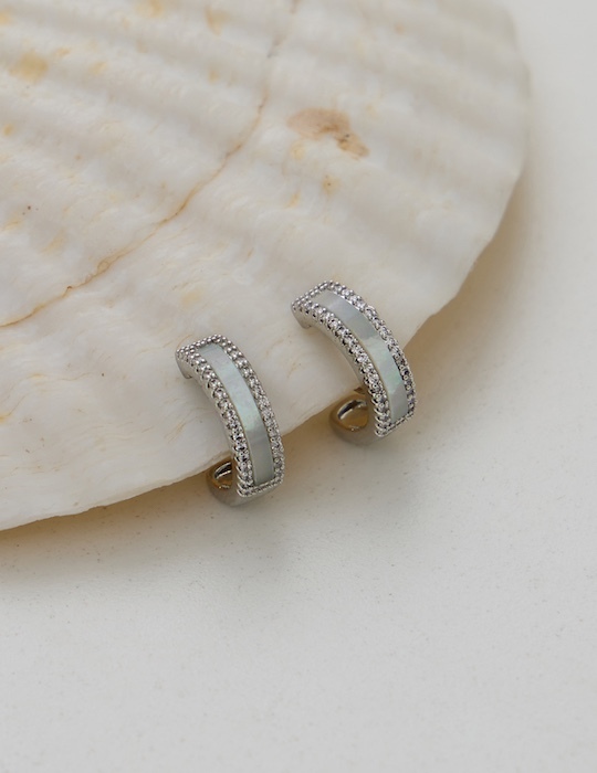 奢華光澤貝片。夾式耳環(銀)