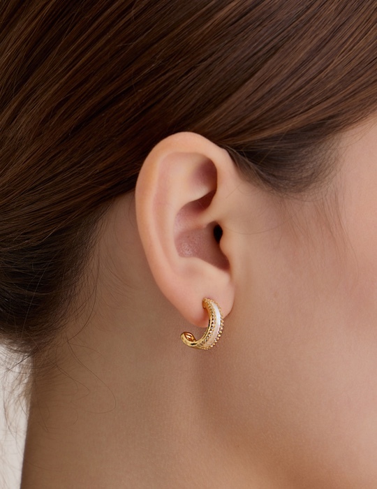 奢華光澤貝片。銀針耳環(金)