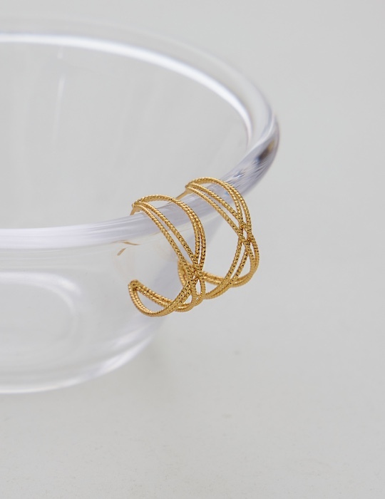 經典交織。銀針耳環(金)