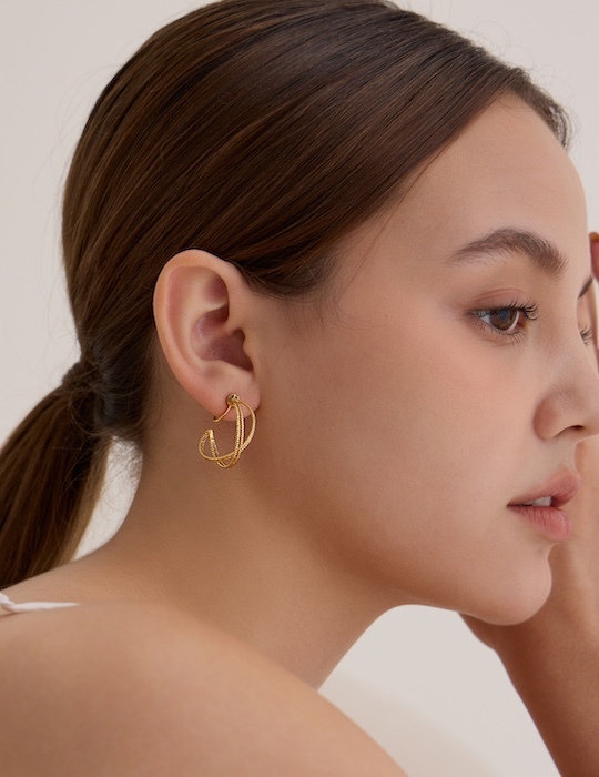 經典交織。夾式耳環(金)