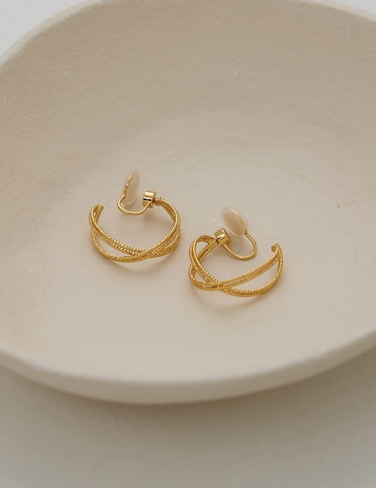 經典交織。夾式耳環(金)