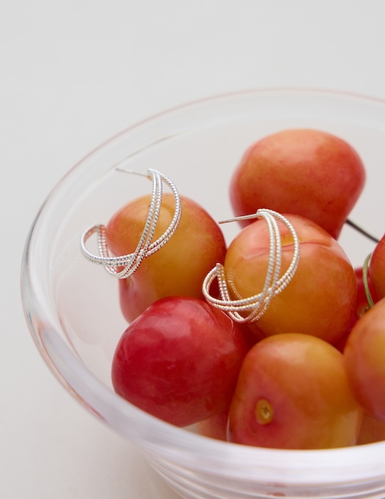 經典交織。銀針耳環(銀)