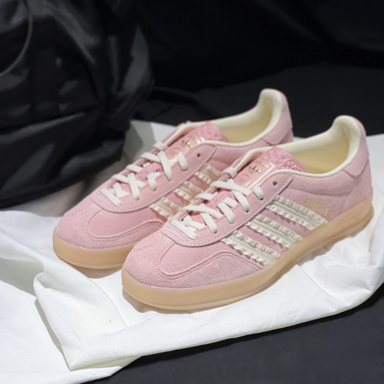 Adidas GAZELLE INDOOR 粉白 荷葉邊 麂皮 運動休閒鞋 JS1413