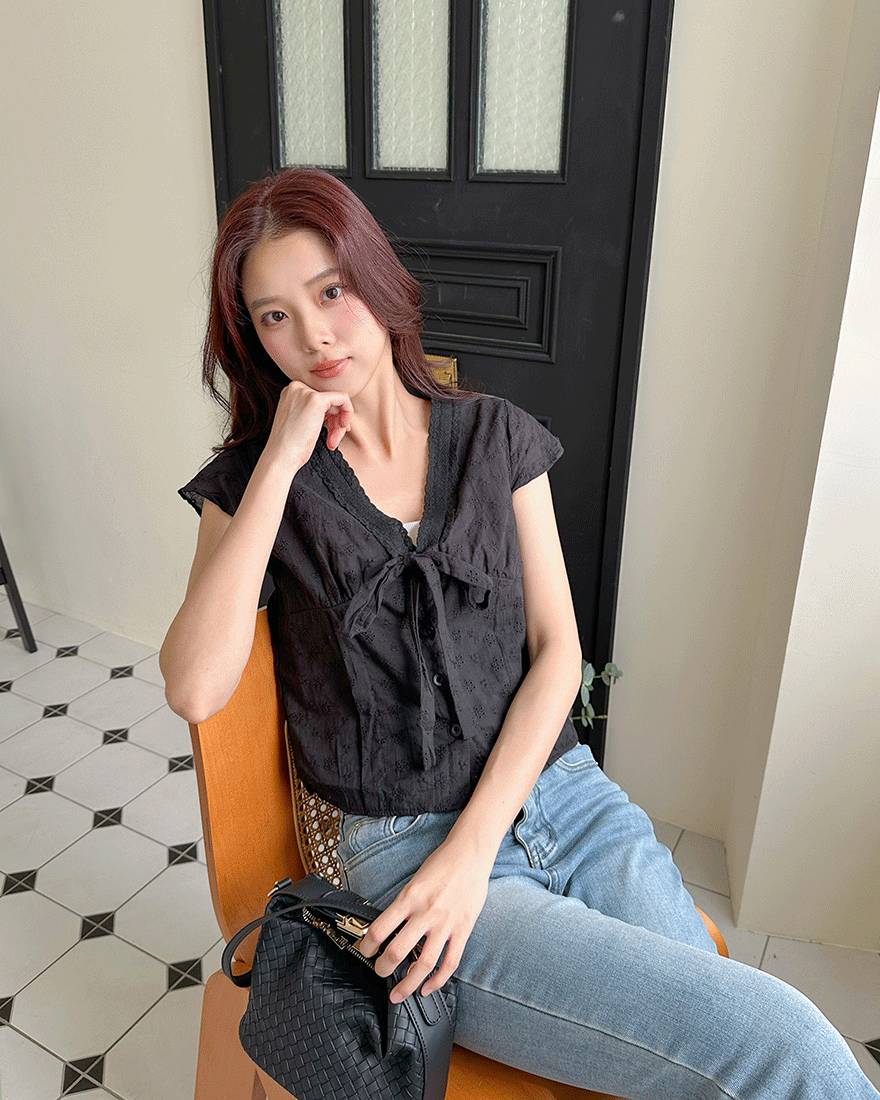 LINA LINA高雅私語滿版刺繡緹花綁結排釦上衣-貴氣黑