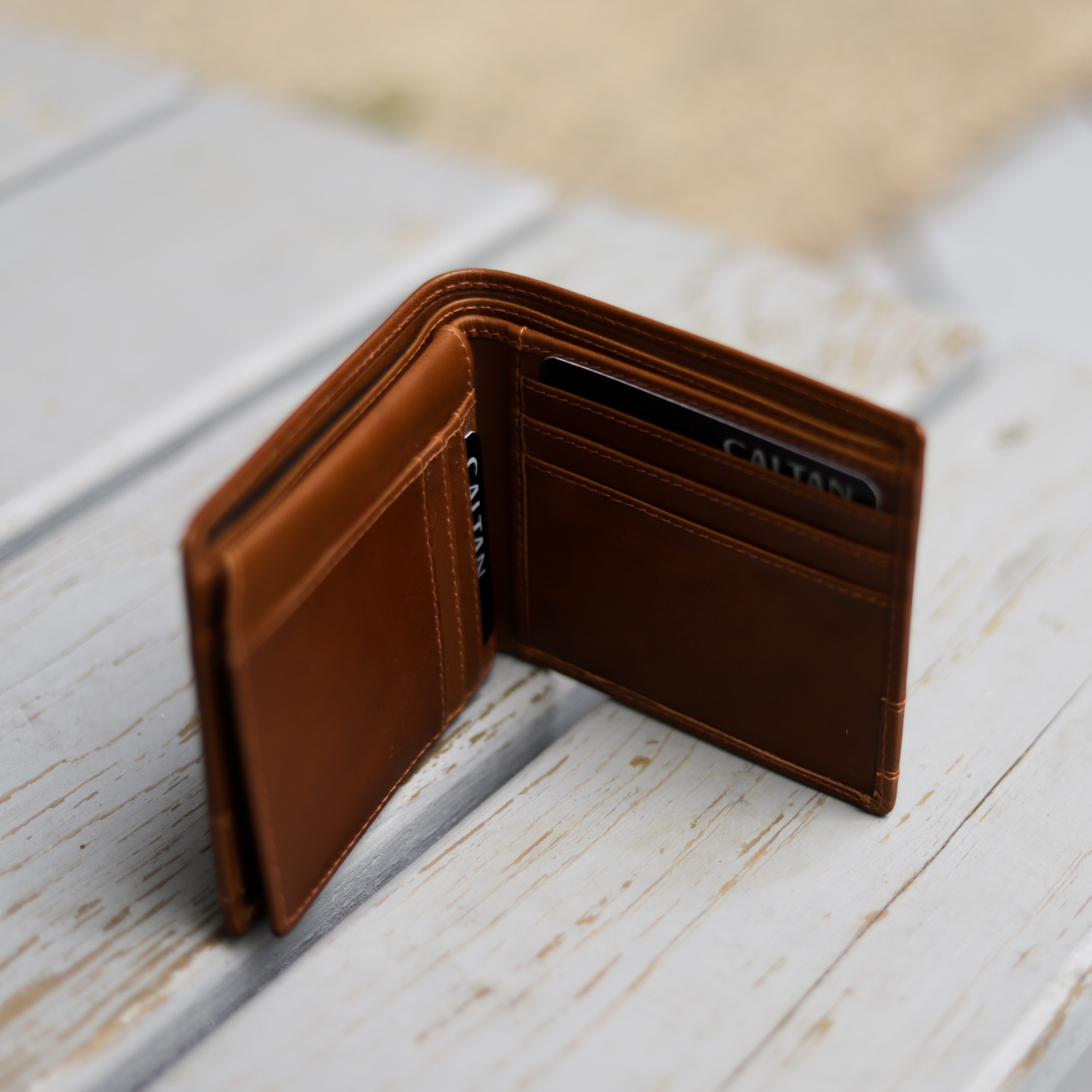 『新品上市』老爺有喜 男用皮革壓飾真皮簡約短夾(071695cd)