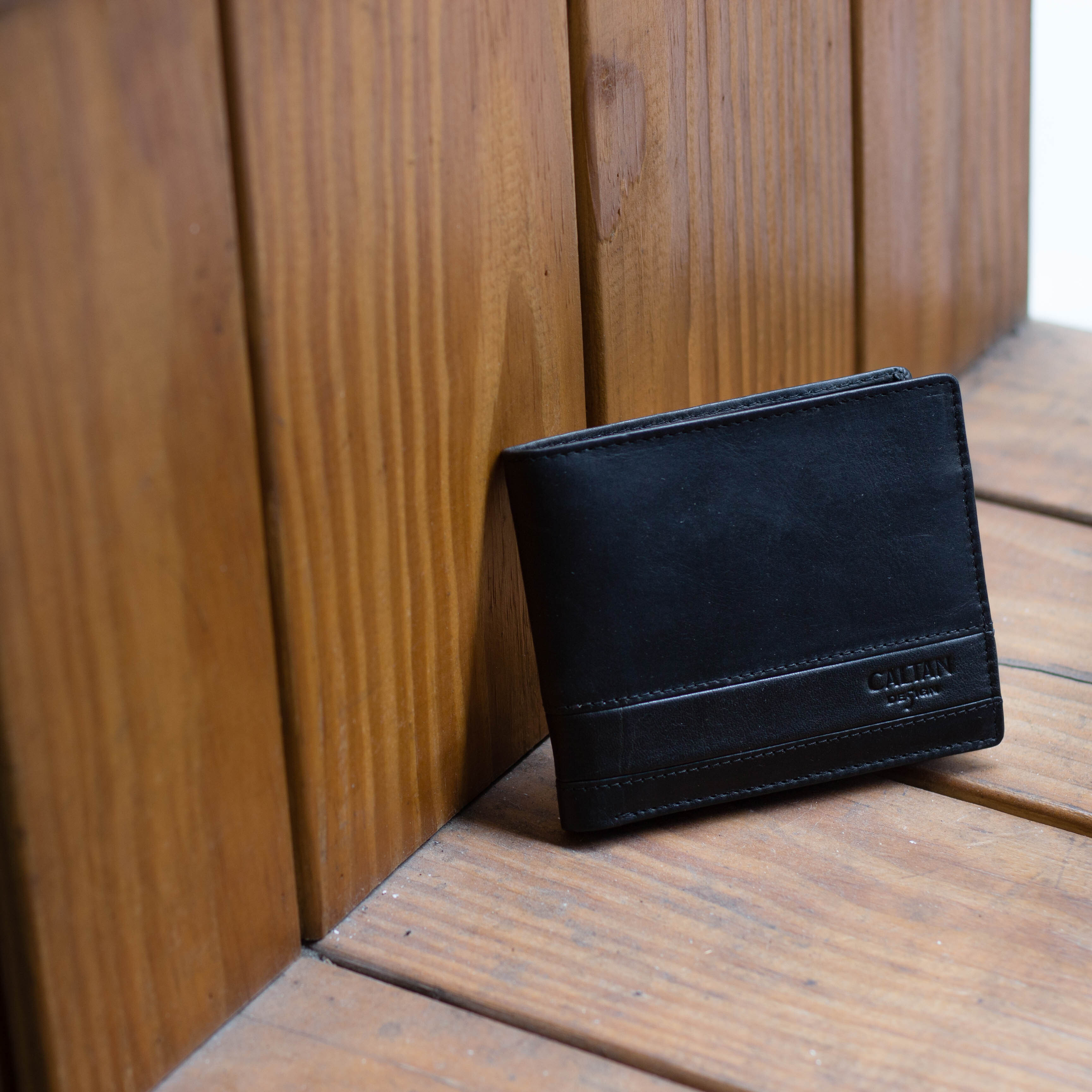 『新品上市』老爺有喜 男用皮革壓飾真皮簡約短夾(071695bk)