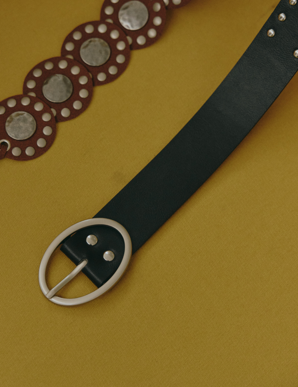 排列卯釘圓頭皮帶