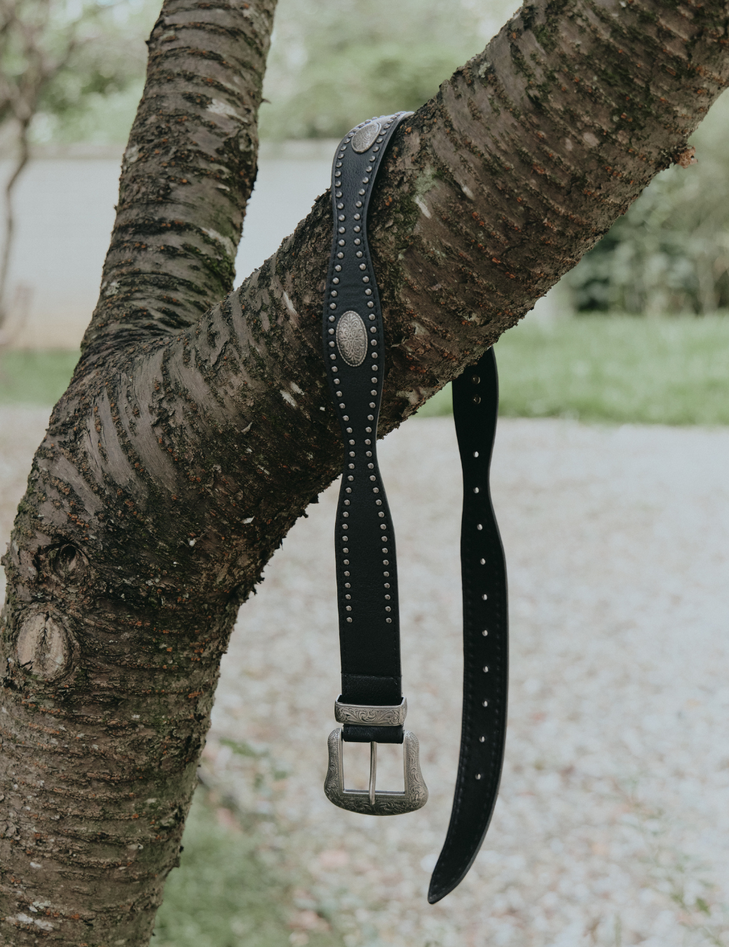 卯釘造型雕刻方頭皮帶