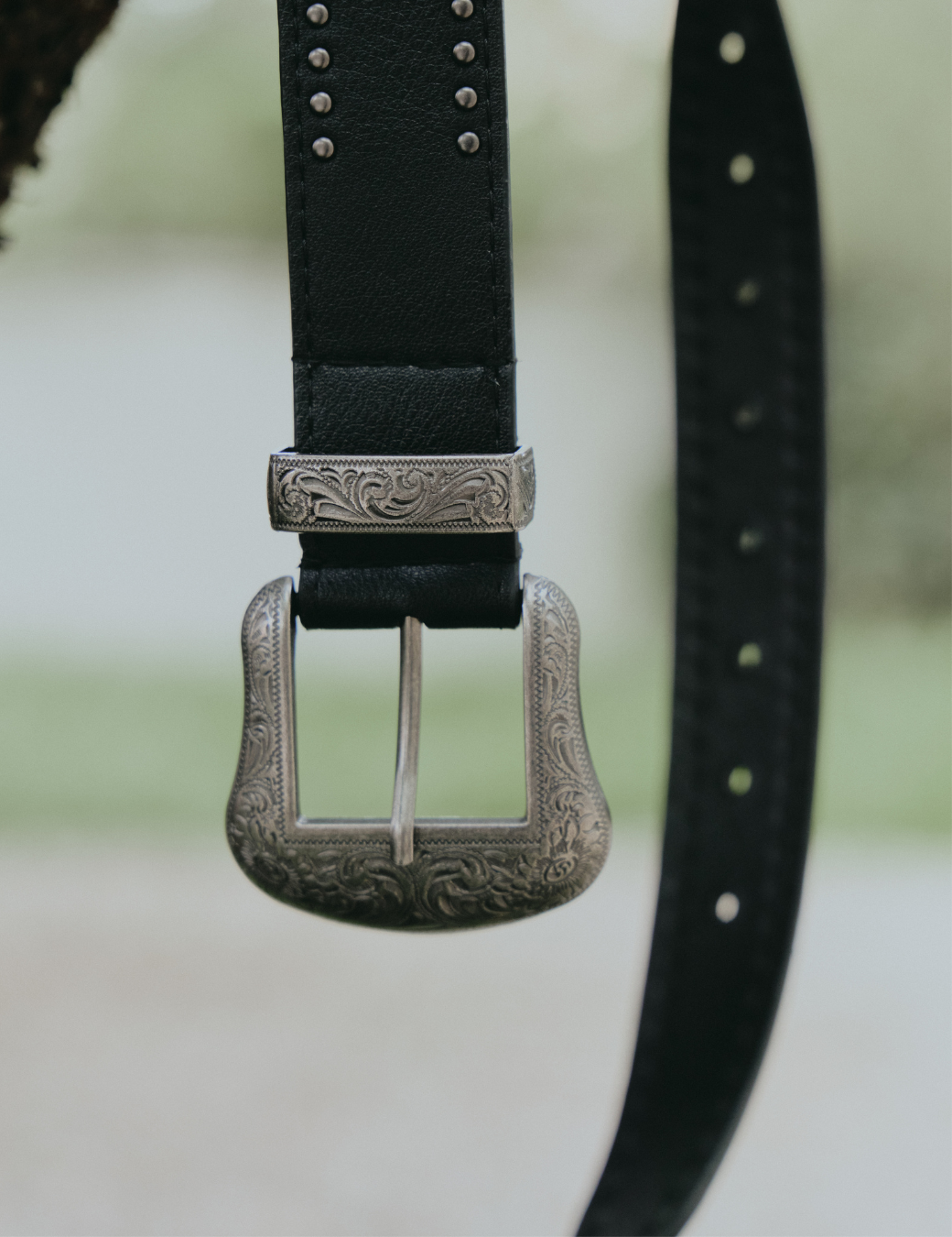 卯釘造型雕刻方頭皮帶