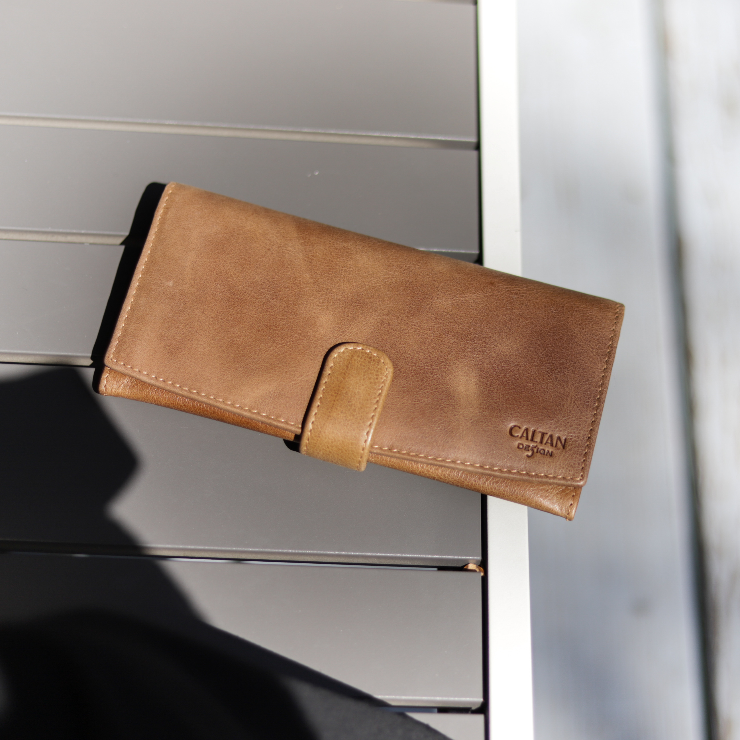 『新品上市』老爺有喜 時尚流線設計真皮長夾(071850lt)