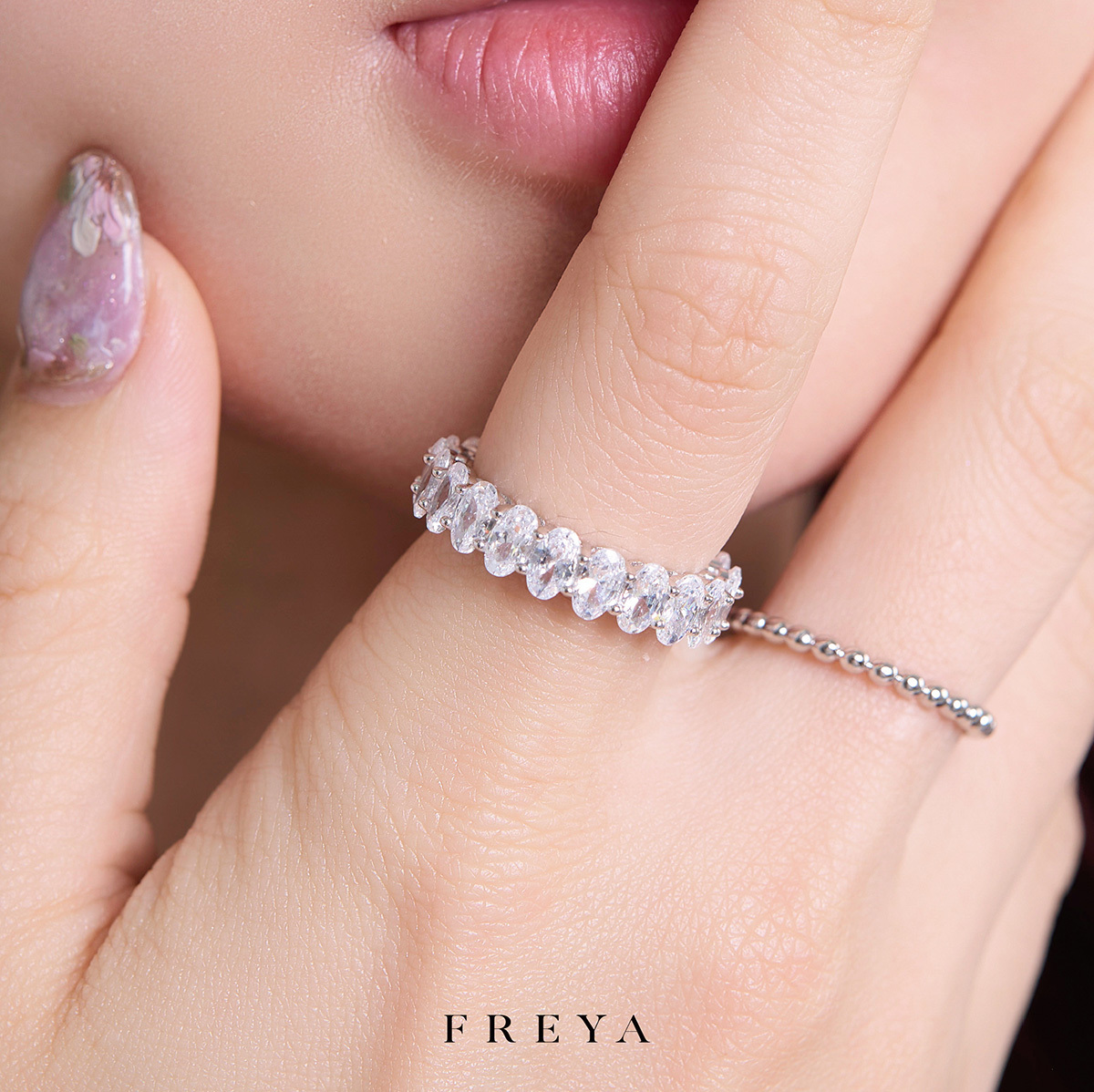 FREYA 鴿子蛋滿圈戒指