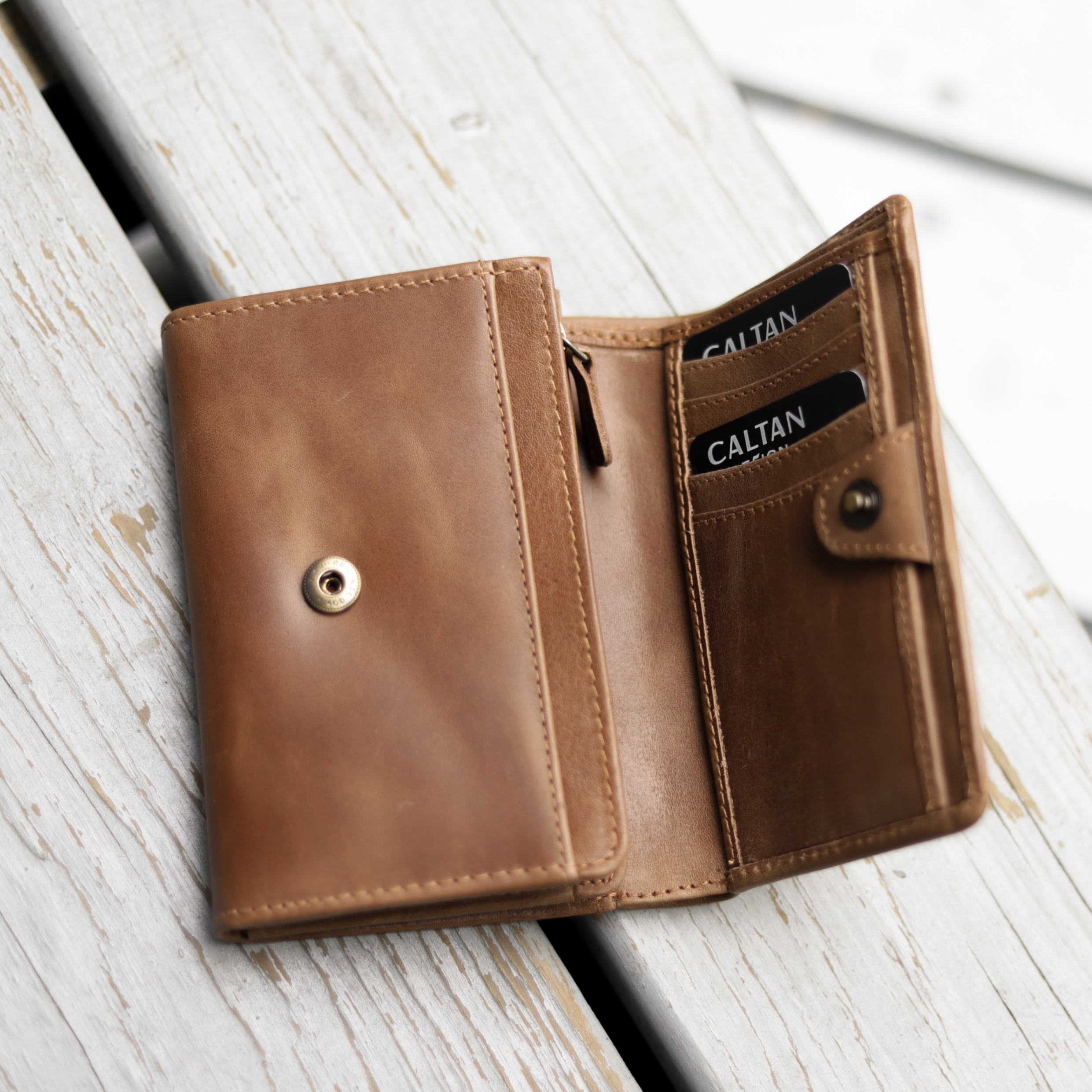 『新品上市』老爺有喜 真皮中性三折扣式中長夾(072622lt)