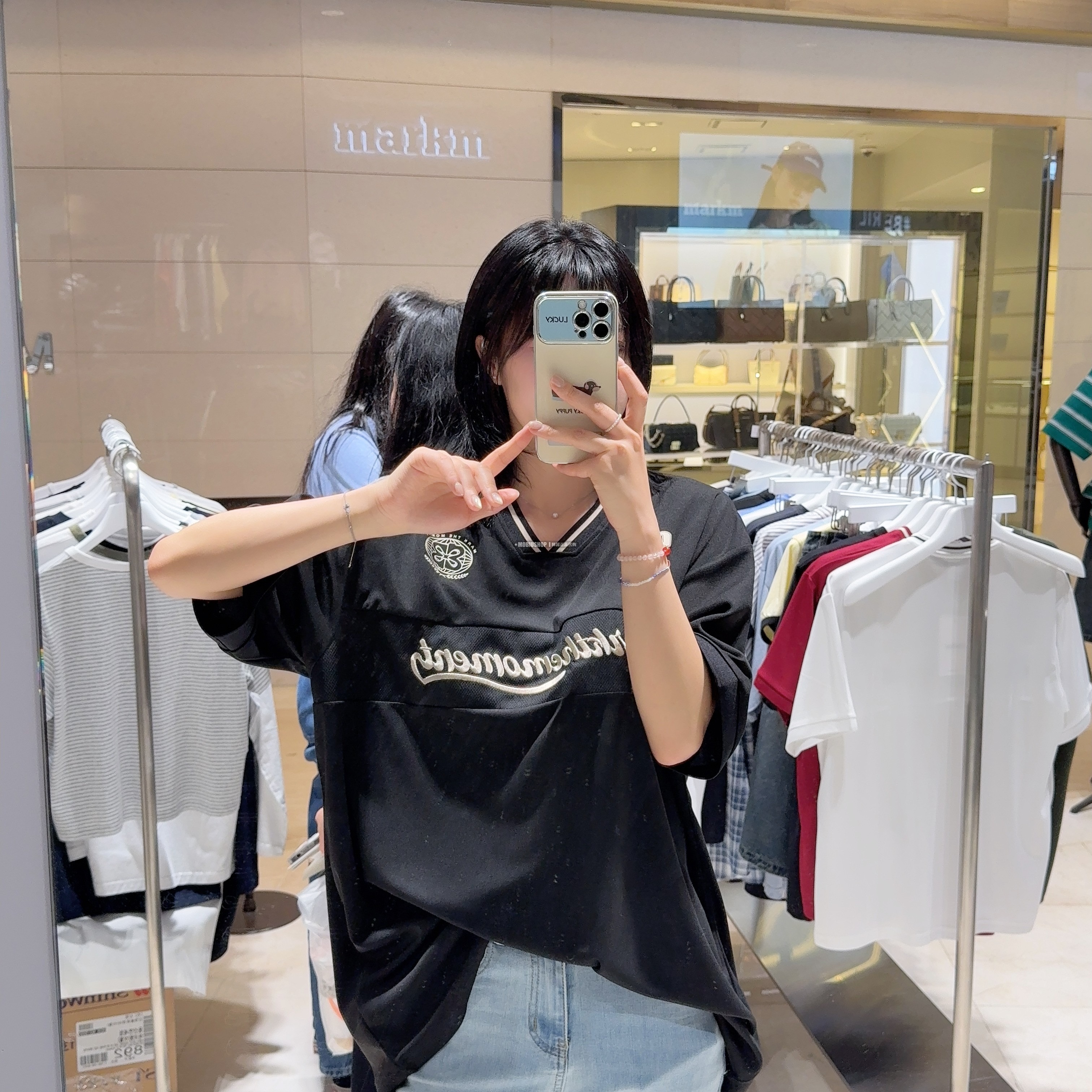 【直播】KM080543 Markm 美式字母V領短袖上衣 (MKIBC88160)