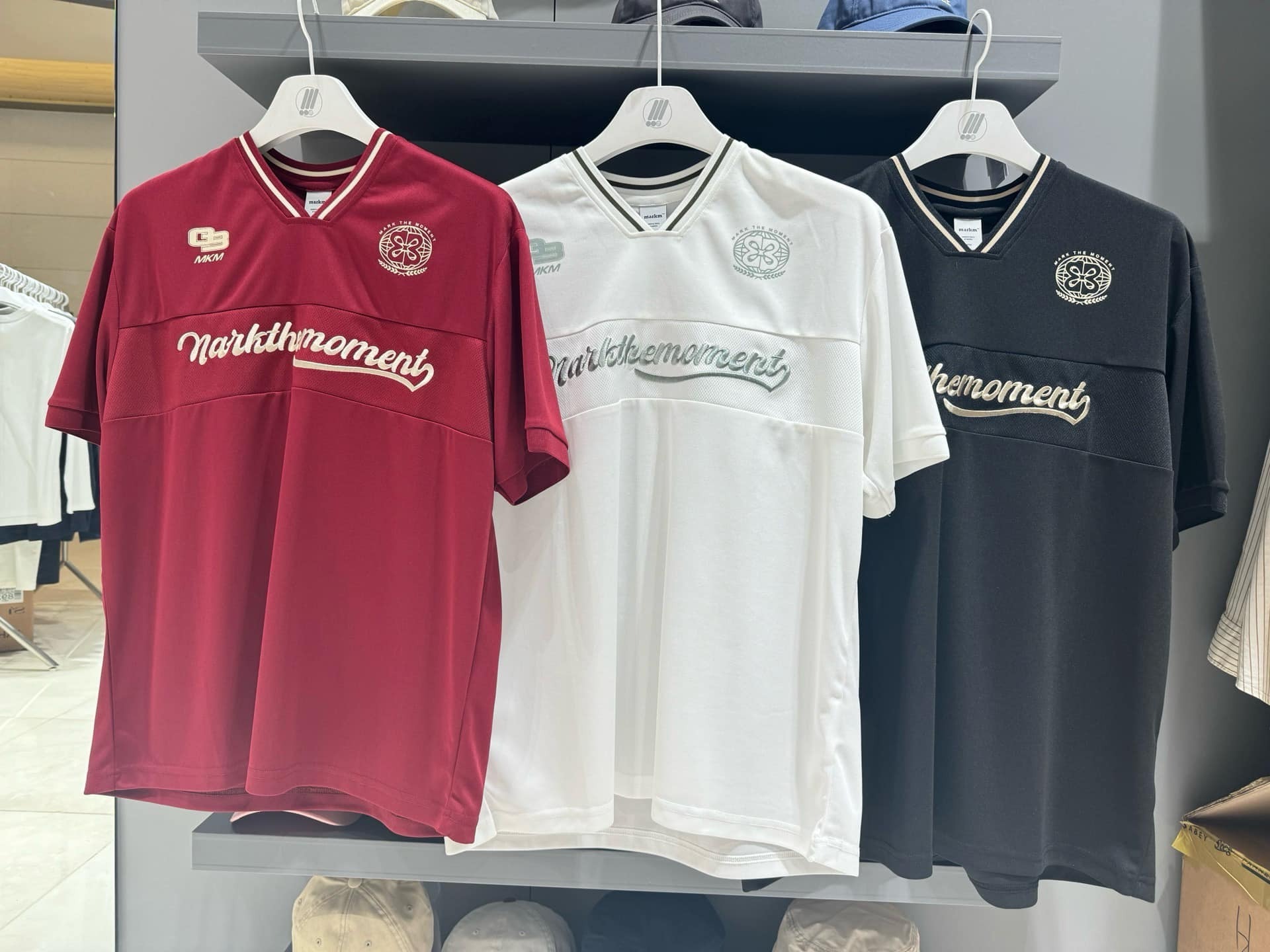 【直播】KM080543 Markm 美式字母V領短袖上衣 (MKIBC88160)