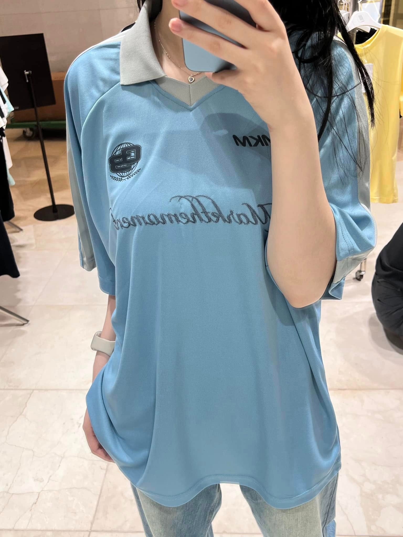 【直播】KM080544 Markm 美式字母V領短袖上衣 (MKIBC88160)