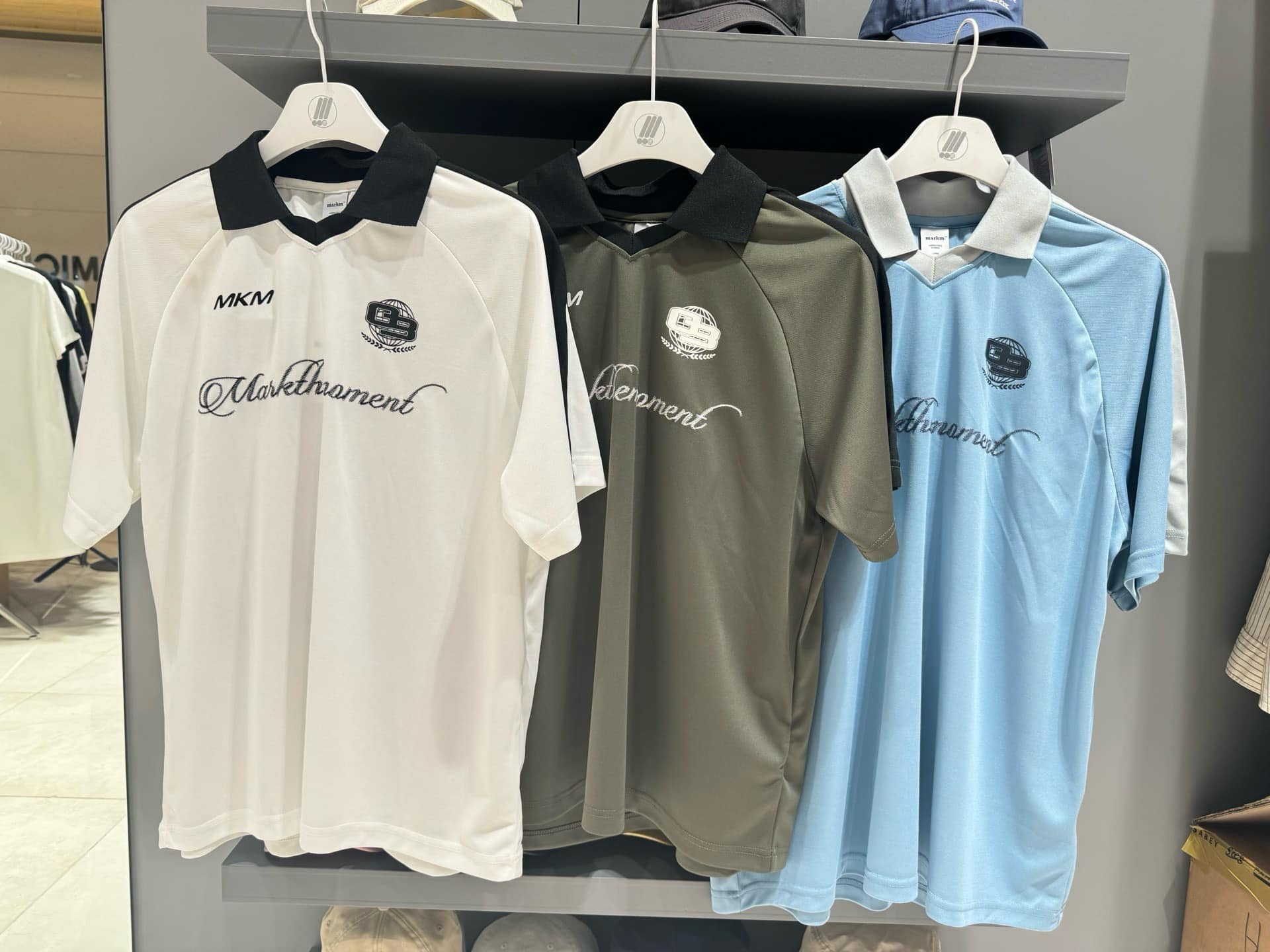 【直播】KM080544 Markm 美式字母V領短袖上衣 (MKIBC88160)