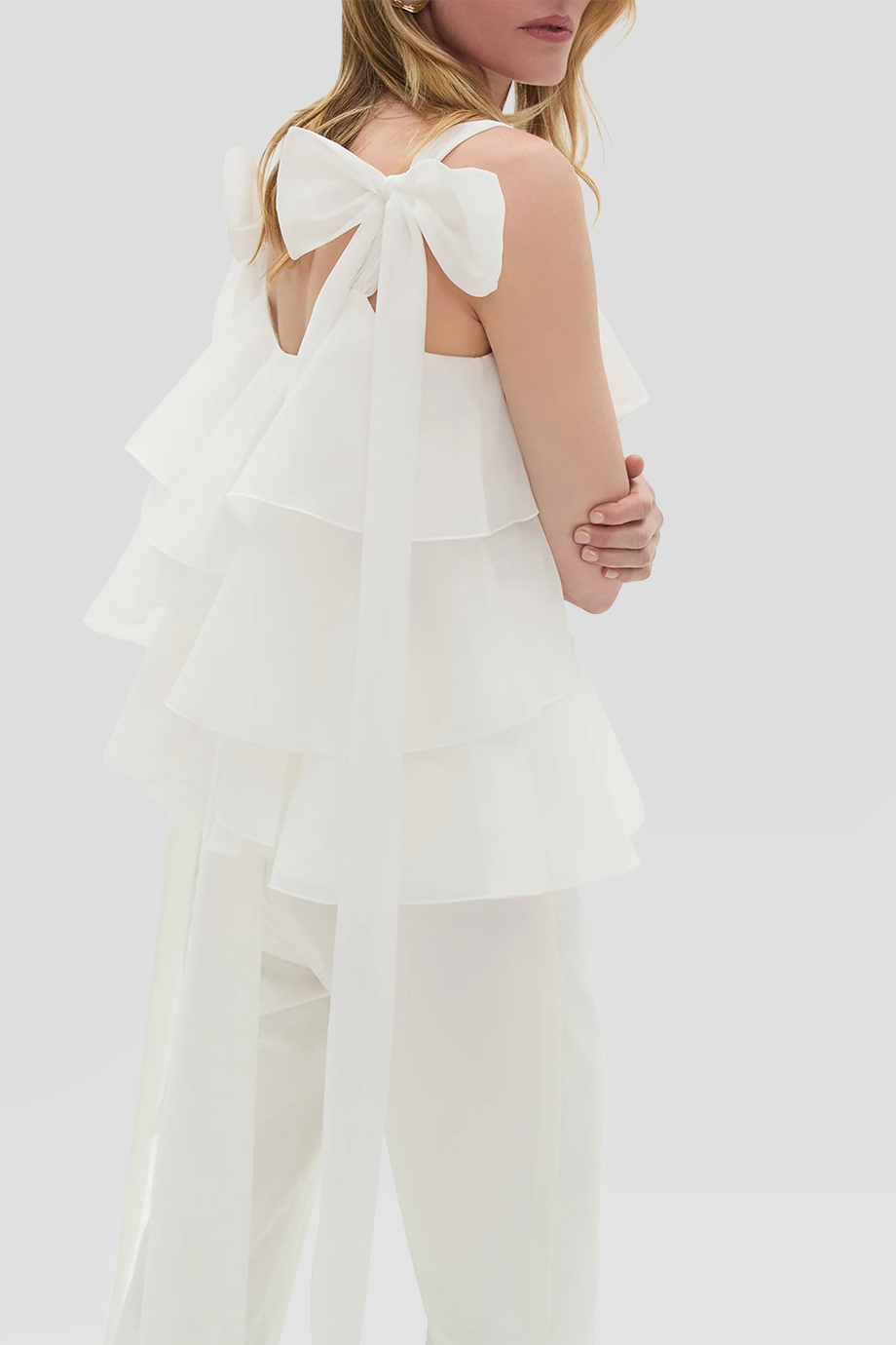 Aje｜ERIN V領繫帶不對稱層次上衣