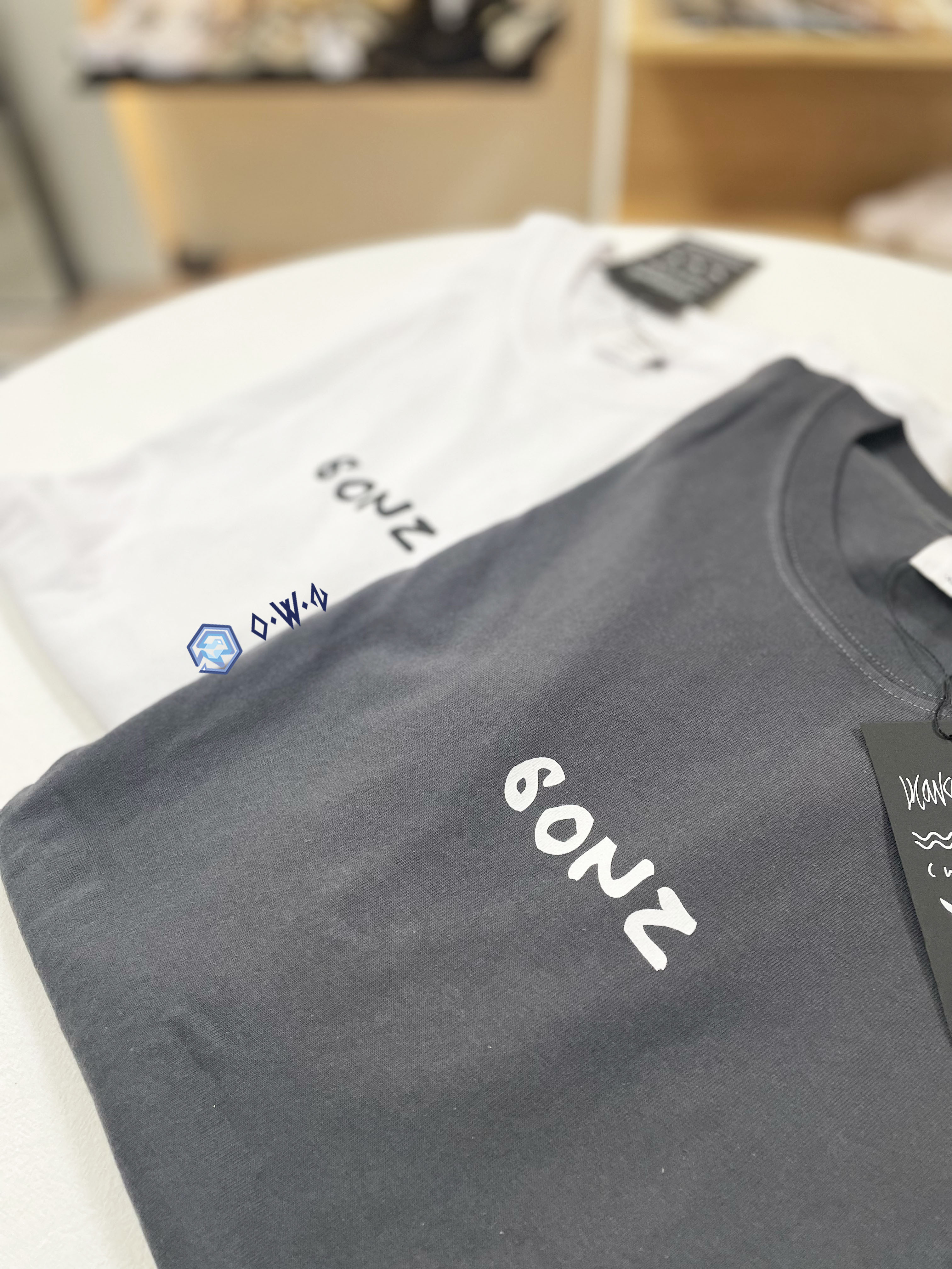 【OWN】What it isn't by Mark gonzales 短袖上衣 小飛人 小黃人 經典款 素面 限定 不分男女 灰色 白色