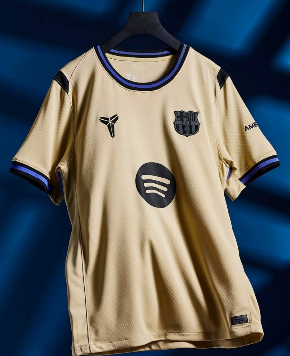 男女款 NIKE KOBE x Barcelona FC DRI-FIT TEE 淡黃色 聯名 科比 巴塞隆納 ITZY同款 客場 紀念 球衣 短T【HJ4603-784】