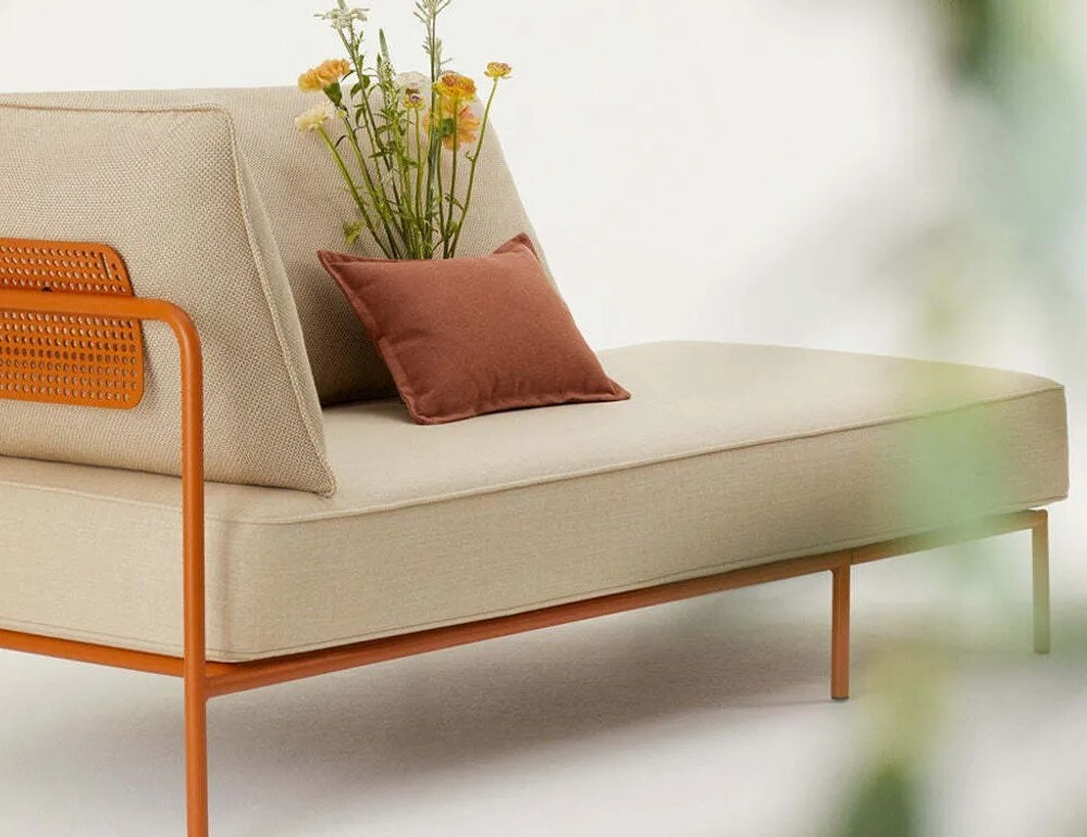 S.CAB-Flap Chaise Lounge 模組沙發/加長款，亞麻色款，擺上花卉，展現藝術氣息