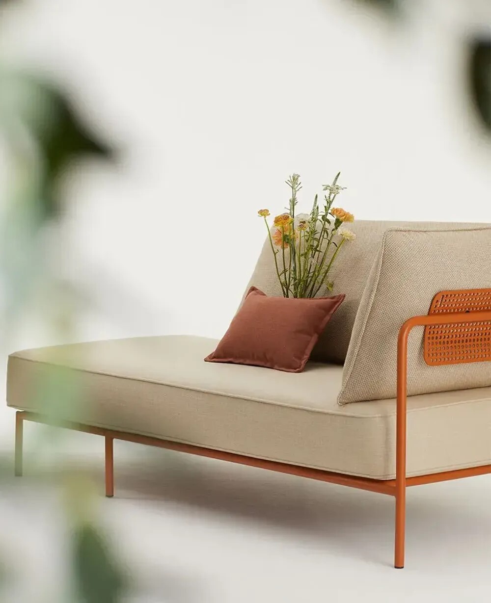 S.CAB-Flap Chaise Lounge 模組沙發/加長款，亞麻色款，搭配橘紅色椅腳，時尚