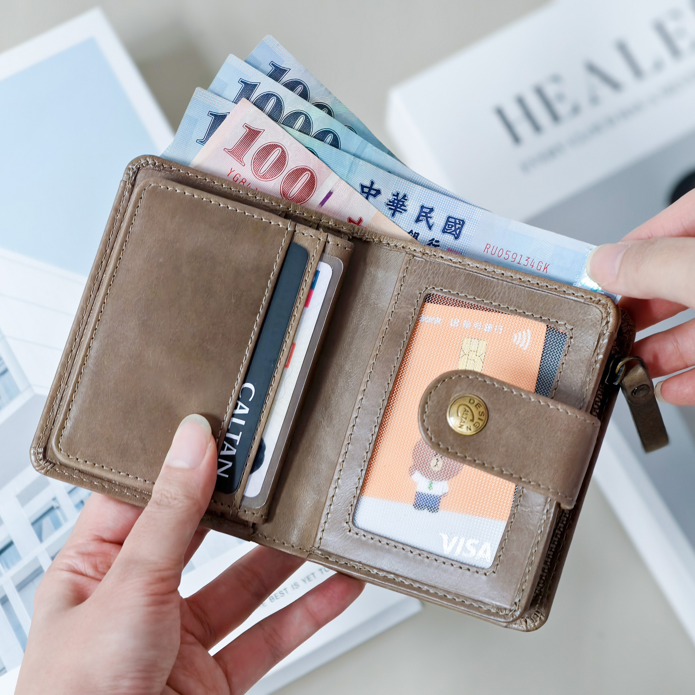 『新品上市』老爺有喜  扣式小巧時尚中夾(074349cl)