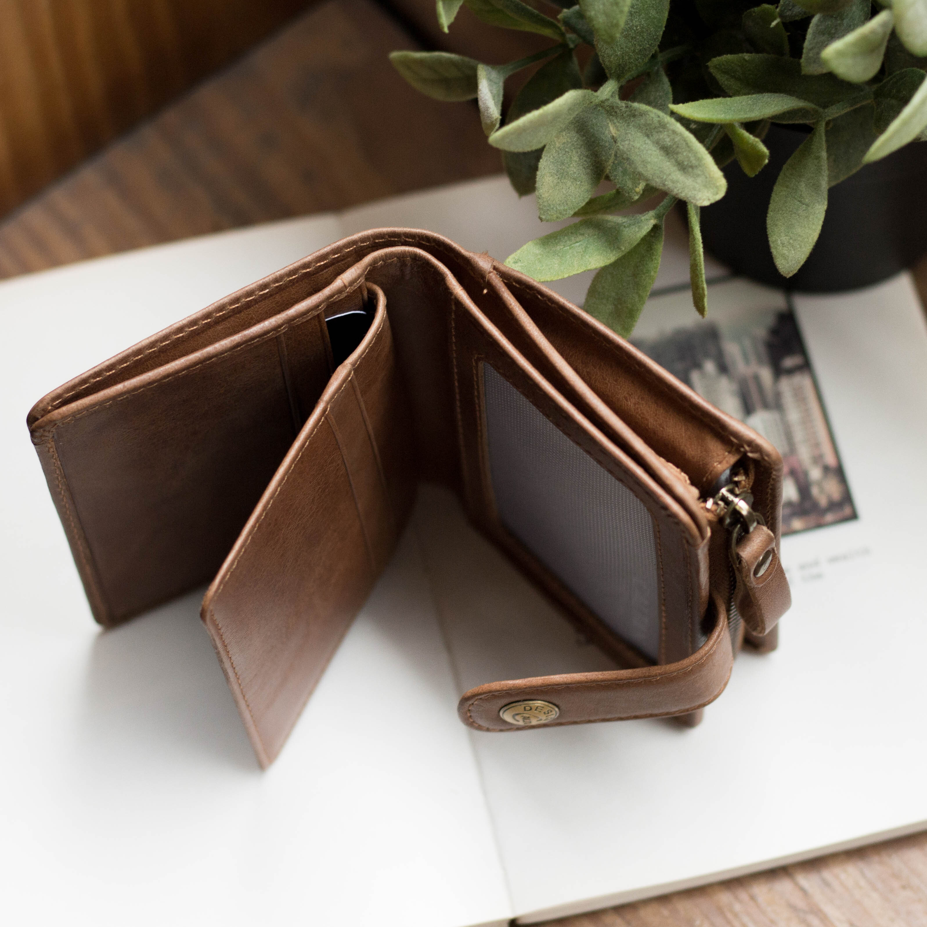 『新品上市』老爺有喜  扣式小巧時尚中夾(074349lt)