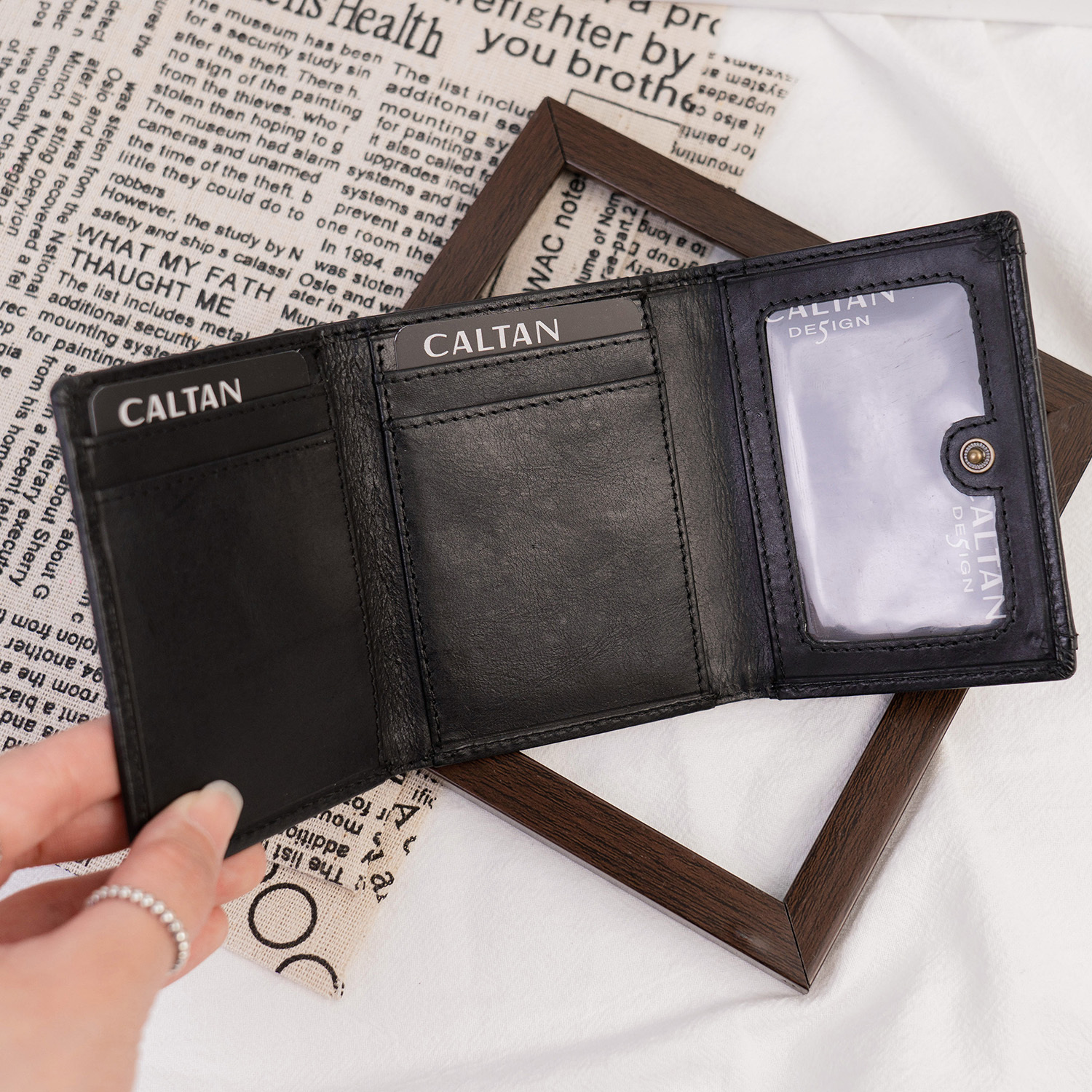 『新品上市』老爺有喜 小文藝扣式真皮短夾 (075055bk)