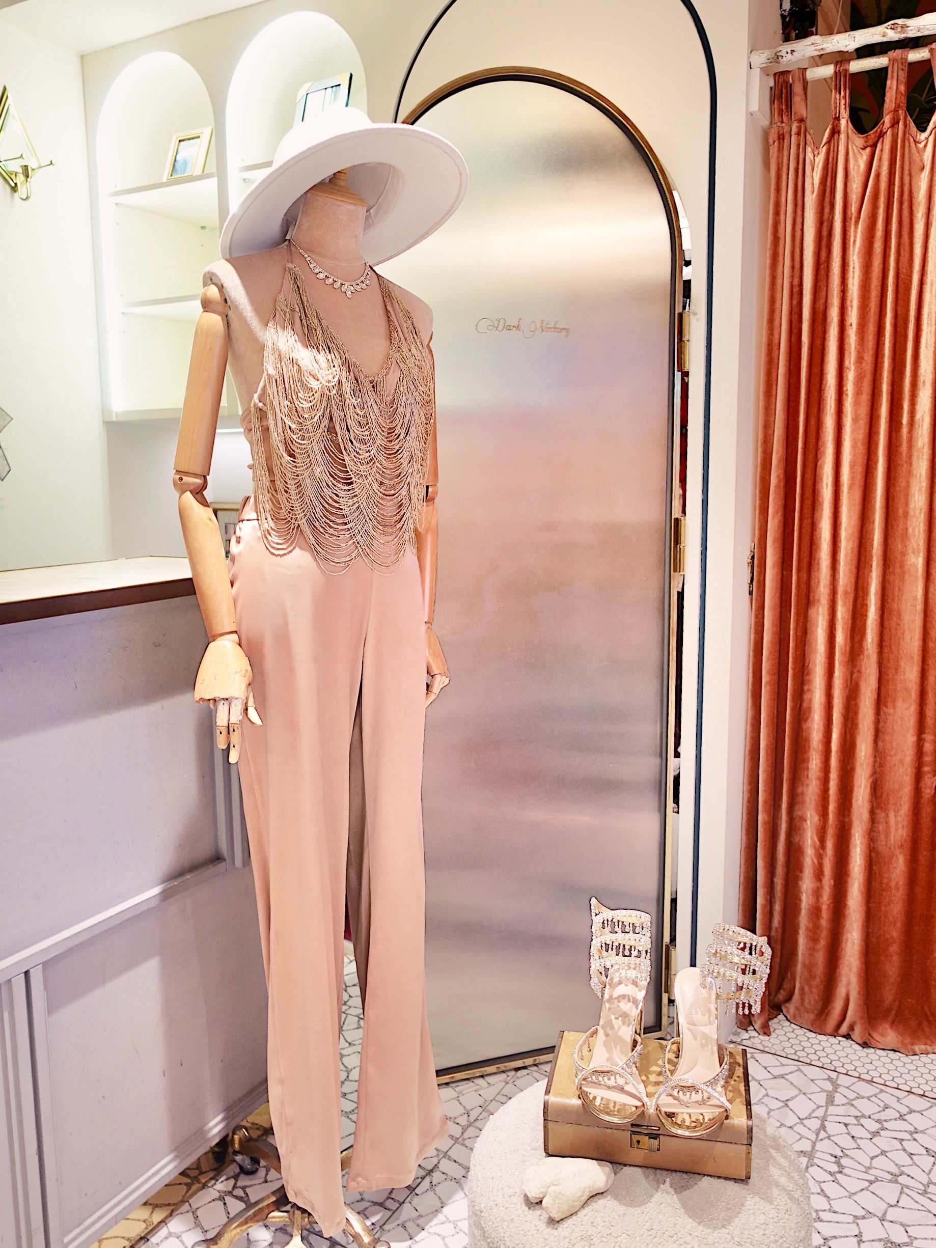 Mocha摩卡色金屬絲垂墜流蘇緞面上衣+ 高腰緞面長寬褲套裝